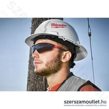 MILWAUKEE Védőszemüveg sötétített, karc és párásodásmentes (4932478764)