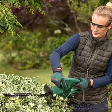 BOSCH EasyHedgeCut 18V-44-11 Akkus sövénynyíró 44cm, 18V (Akku és töltő nélkül) (0600849H06)